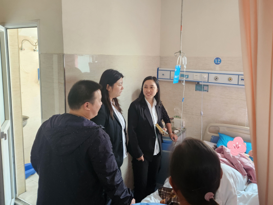 做好“娘家人”，康明納慰問三胞胎職工家庭